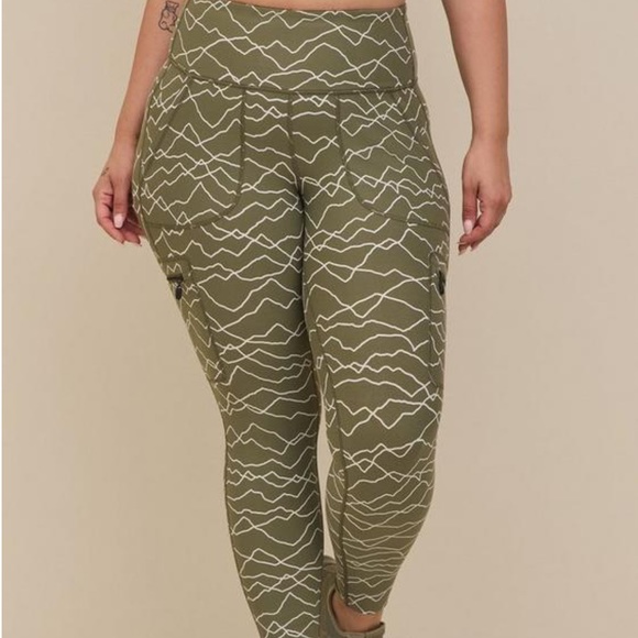 Torrid Happy Camper leggings with Cargo Pockets Size 2 - Picture 1 of 3